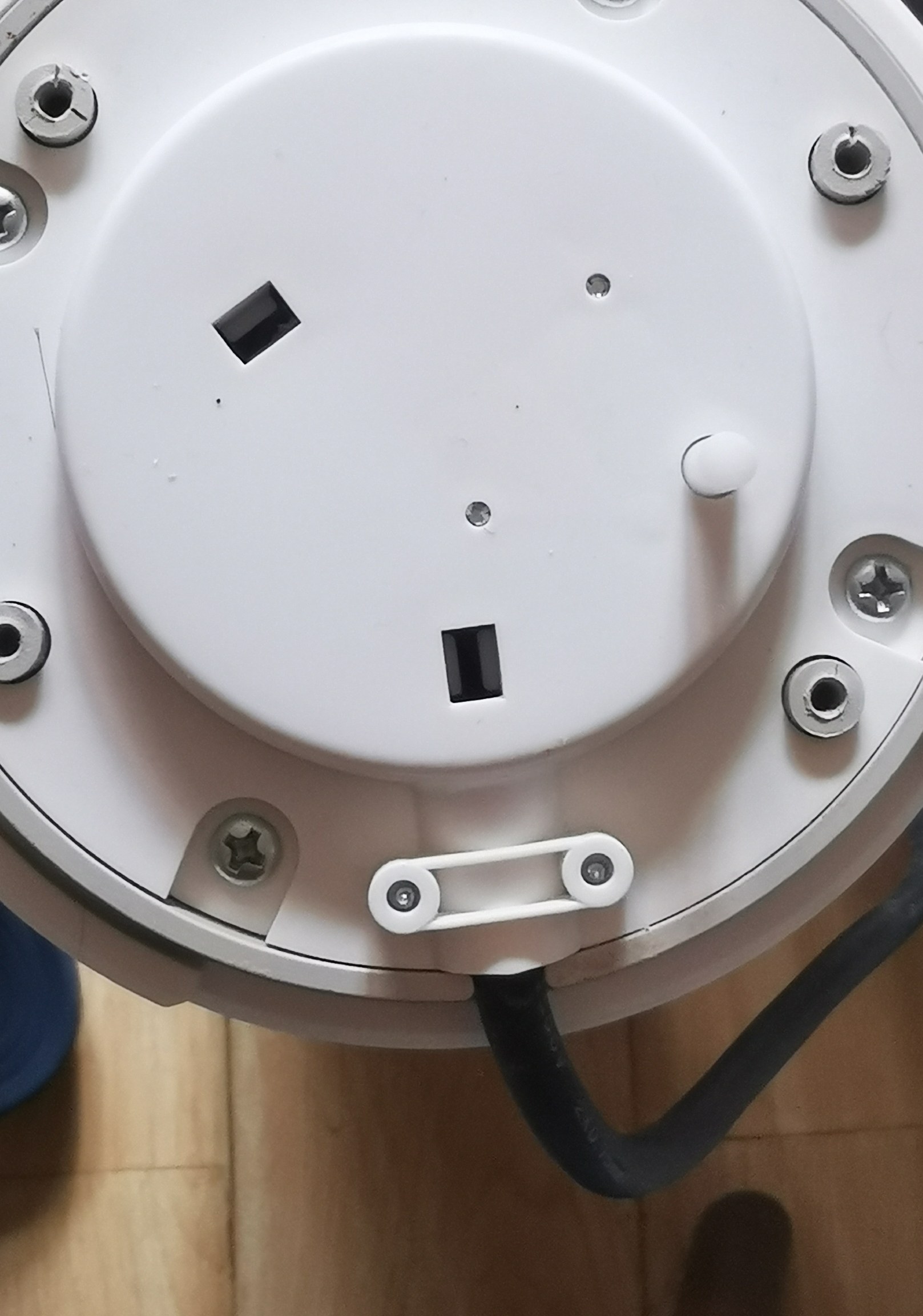 底座螺钉位置(裁切后略去周边杂物)