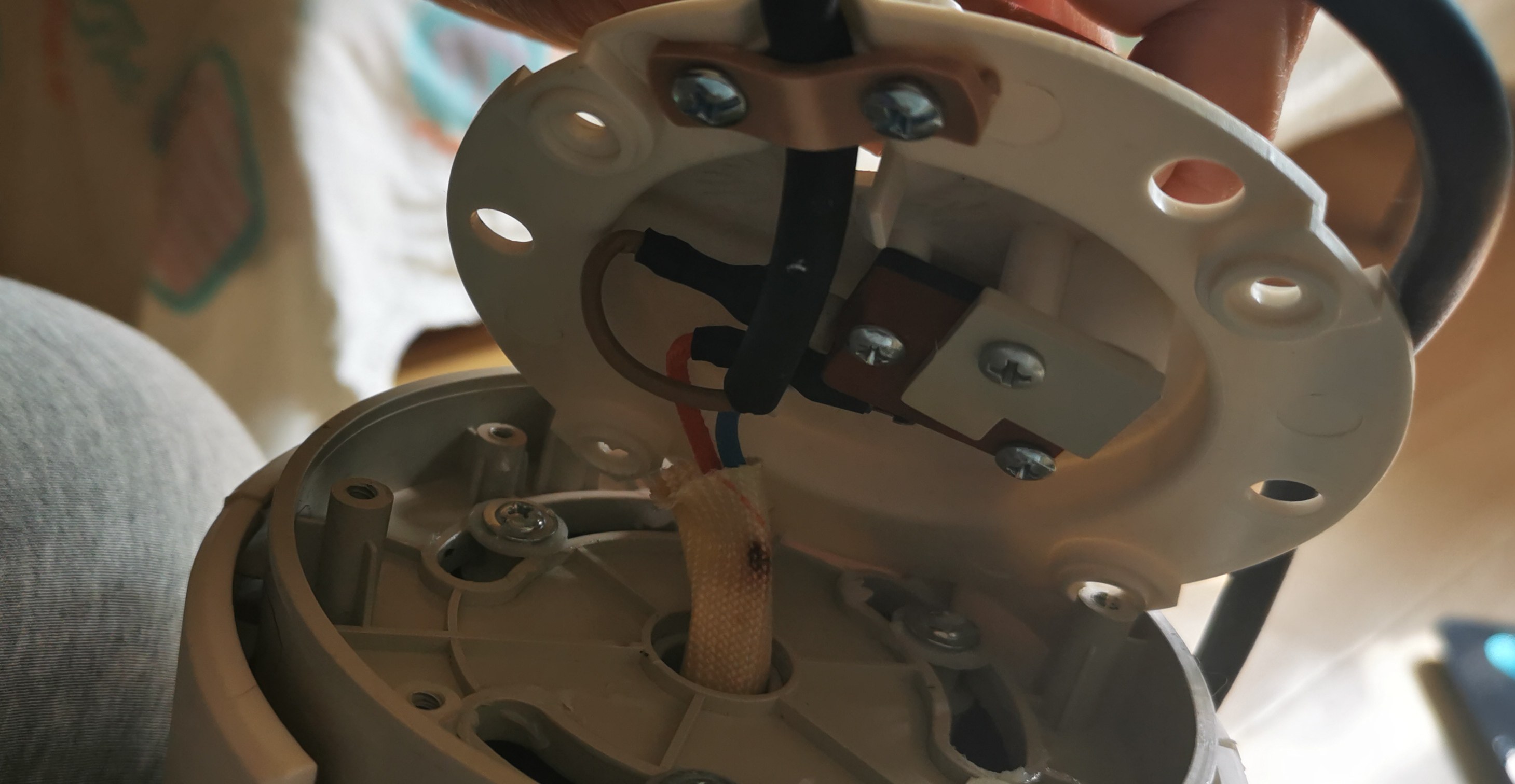 底座打开后的走线与压线扣