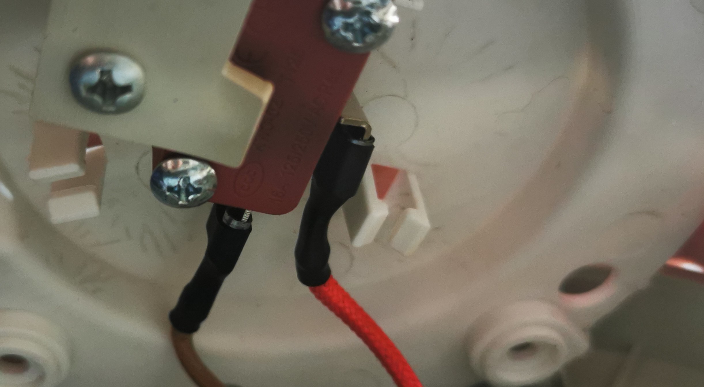 底座内的开关与接线区域