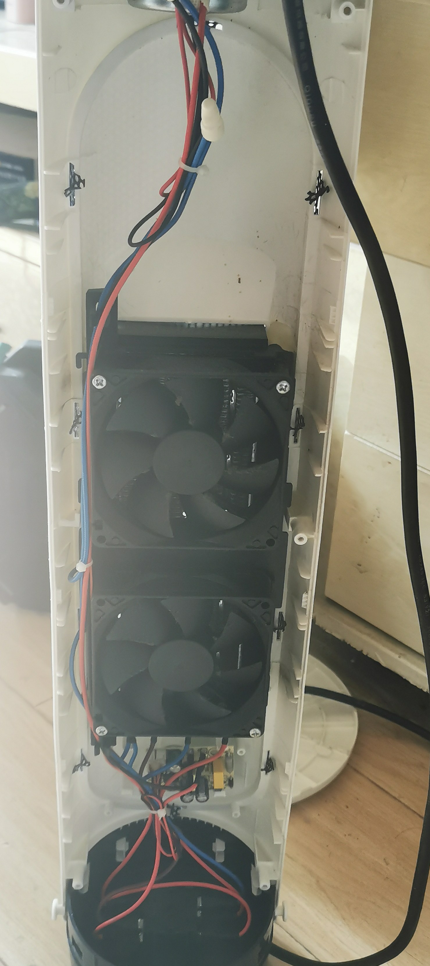 塔身内部:电机、双风扇与下部电路区域